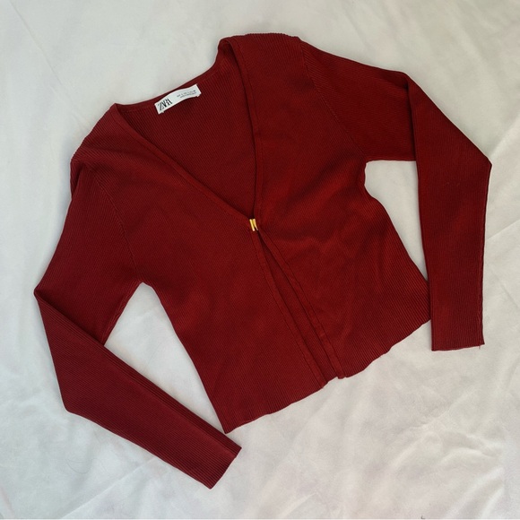 ZARA BURGUNDY CARDIGAN WITH GOLD CLASP - Picture 1 of 8